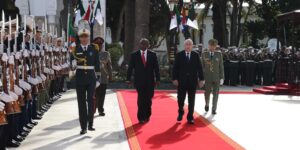 رئيس الجمهورية يخص رئيس جمهورية جنوب إفريقيا باستقبال رسمي بقصر المرادية