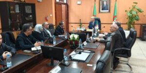 سايحي يلتقي بممثلي نقابة الأطباء الأخصائيين لمناقشة قضايا القطاع
