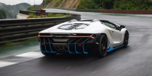 احتفالا بميلاد مؤسس لامبورغيني.. سنتيناريو رودستر باللونين الأبيض والأزرق