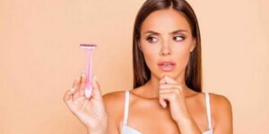 السهل الذي تخشاه الكثيرات.. كل ما عليك معرفته عن إزالة الشعر بالوجه بالشفرة