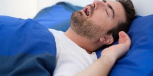 لقطع معاناة الكثيرين.. جهاز قد يمنح علاجا لانقطاع التنفس أثناء النوم