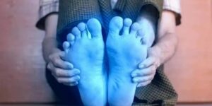 رغم أنها طبيعية في بعض الأحيان.. برودة القدمين قد تكشف الإصابة بالكوليسترول