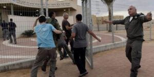 إصابة 4 مستوطنين خلال تدافعهم للملاجئ