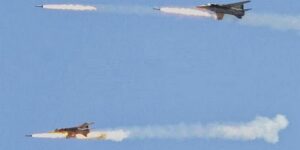 الطيران الحربي السوري يدمر مستودع أسلحة وآليات عسكرية