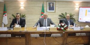 اجتماع تنسيقي بين وزارتي المالية والبريد وبنك الجزائر حول تطوير وسائل الدفع الإلكتروني