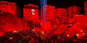 بالشموع والآيات.. المئات يتجمعون قرب موقع اغتيال نصر الله في بيروت