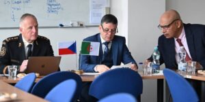 المدير العام للحماية المدنية يلتقي المدير العام لخدمات الإطفاء والإنقاذ التشيكي بالعاصمة براغ