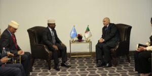 عطاف يعقد لقاء ثنائيا مع وزير خارجية الصومال