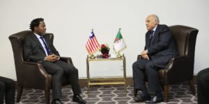 عطاف يستقبل نائب وزير الشؤون الخارجية لليبيريا