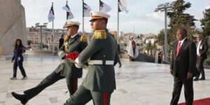 رئيس جمهورية جنوب افريقيا يضع إكليلا من الزهور أمام النصب التذكاري المخلد لشهداء الثورة التحريرية بمقام الشهيد  