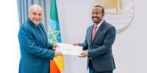 عطاف يسلم الوزير الأول الإثيوبي رسالة خطية  من رئيس الجمهورية 