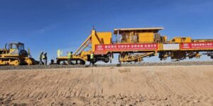 مشروع خط السكة الحديدية تندوف-غارا جبيلات: انطلاق وضع السكة باستعمال قطار خاص لتسريع العملية