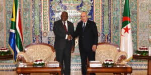 رئيس الجمهورية يجري محادثات مع رئيس جنوب  إفريقيا قبل مراسم التوديع  