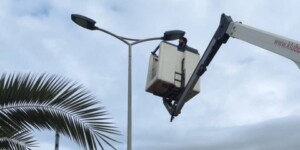 تركيب أعمدة الإنارة العمومية بحي زواوي بالكاليتوس