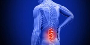 ما بين البسيط والخطير.. ما هي الأسباب المؤدية لألم الظهر عند الإنحناء؟