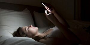 خبراء يُحذرون منها.. الأضواء الصناعية أكبر مسبب لاضطراب النوم