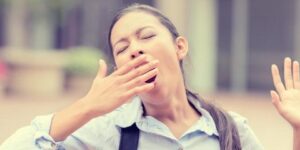 النعاس أثناء النهار.. هل يُعتبر إشارة على الإصابة بمرض؟