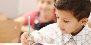 دراسة نفسية تُطمئن الأمهات.. الأطفال يتعلمون حتى من دون تركيز