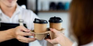 الشرب في الأكواب الورقية.. يسبب مشاكل في المعدة والكلى