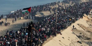 في مشهد مهيب.. بدء عودة آلاف النازحين إلى شمال قطاع غزة