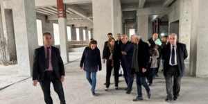 خلال زيارتها إلى مشروع التهيئة.. مداحي تشدد على الإسراع في تسليم  فندق السفير 