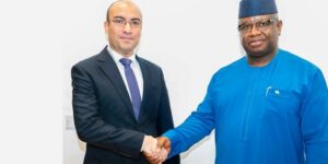 سفيان شايب يسلم الرئيس السيراليوني رسالة خطية من رئيس الجمهورية