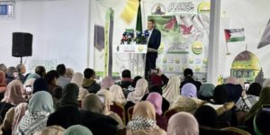 مشاركون في الوقفة الاحتفالية بانتصار الشعب الفلسطيني.. انتصار غزة في مقاومتها رغم الدعم المطلق للكيان