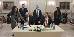 رئيس المحكمة الدستورية يوقع مذكرة تفاهم مع نظيره المصري