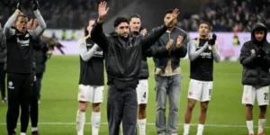 بكاء وعناق.. وداع تاريخي لمرموش في آينتراخت فرانكفورت