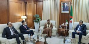 عرقاب يستعرض رفقة سفير سلطنة عمان سبل تعزيز الشراكة في مجالات الطاقة والمناجم