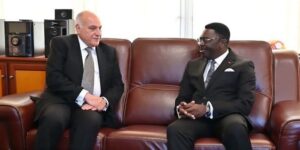 عطاف يجري بياوندي محادثات مع وزير الدولة الأمين العام لرئاسة الكاميرون