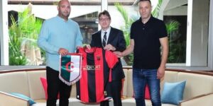 سفير الجزائر يزور وفد اتحاد العاصمة في أبيدجان