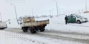 عودة حركة المرور بالطرق المقطوعة بسبب تراكم الثلوج 