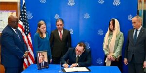 وفاة الرئيس الأمريكي الأسبق جيمي كارتر: وزير الاتصال يوقع باسم الحكومة الجزائرية على سجل التعازي بمقر السفارة الأمريكية