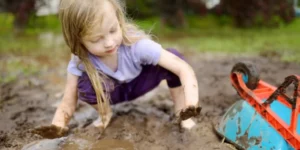 لعب الأطفال بالتراب.. فوائد غير متوقعة