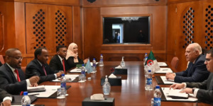 عطاف يجري بأديس أبابا محادثات ثنائية مع نظيره الصومالي