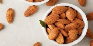 حتى لا يفقد فوائده.. أغذية لا ينبغي تناولها مع اللوز