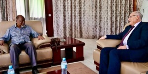 عطاف يؤدي زيارة مجاملة الى رئيس موزمبيق الاسبق جواكيم ألبيرتو شيسانو