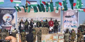 “القسام” تقدم قطعة ذهبية لأحد الأسرى اليهود..