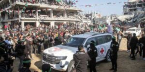 حماس: الالتفاف الجماهيري في تسليم أسرى العدو استفتاء حقيقي للمقاومة