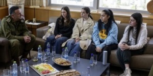 لقاء بين هاليفي ومجندات خرجن من غزة.. اتهمن الجيش بمحاولة قتلهن