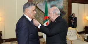 الرئيس تبون يسدي وسام الاستحقاق الوطني بدرجة عشير لوزير السكن