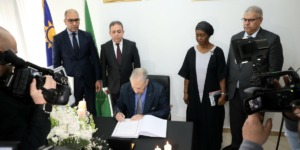 قوجيل يوقع على سجل التعازي إثر وفاة الرئيس الأسبق لناميبيا