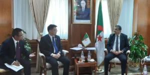 عرقاب يستقبل وفدا رفيع المستوى من شركة “سينوبك” الصينية ويبحث معه آفاق شراكة بناءة