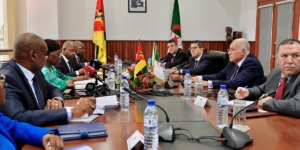 عطاف يتحادث مع نظيرته لجمهورية الموزمبيق