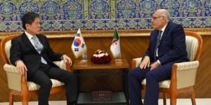 عطاف يستقبل سفير كوريا لدى الجزائر