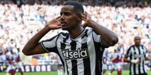 عبر صفقة تبادلية.. ليفربول يخطط للتعاقد مع إيزاك