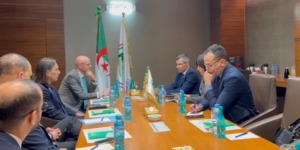 مجمع ألماني يبحث توسيع الاستثمار في الصناعة الصيدلانية بالجزائر