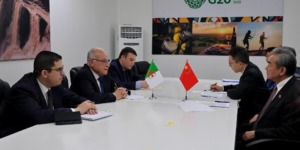 عطاف يعقد لقاءات ثنائية في جوهانسبرغ لتعزيز الشراكات والتعاون الدولي