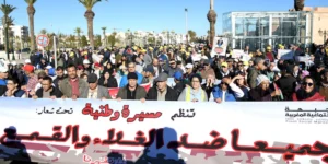 المغاربة في مسيرة ضخمة تعبيرا عن سخطهم على السياسات سحق الطبقات المتوسطة والفقيرة 